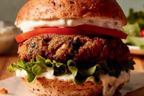 Burger "tofish" et sauce tartare : la recette réconfortante de Jean-Philippe Cyr