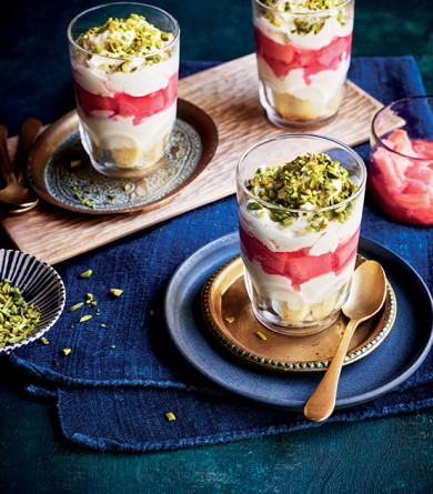 Trifles de rhubarbe, rose et pistaches : la recette orientale de Sabrina Ghayour